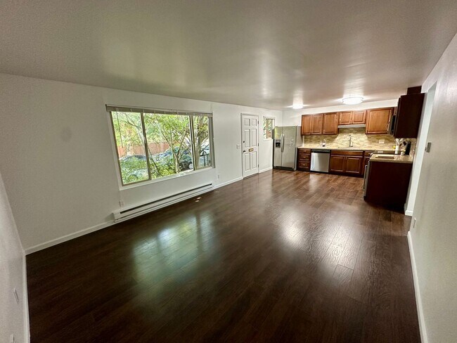Building Photo - Spacious 2-Bed with Washer/Dryer, Dishwash...