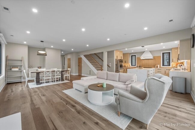 Building Photo - 154 Oak St