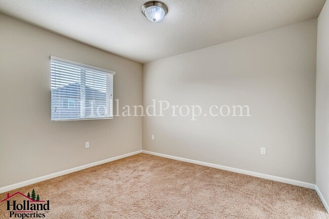 Building Photo - Charming 4-Bedroom Home Near Parks and Tra...