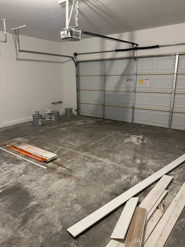 Building Photo - Newly Renovated 4 bedroom, 3 Bath with Pool