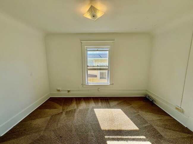 Building Photo - 4 Bedroom House Across from EMU! Available Fall 2026