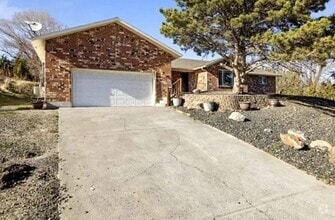 Building Photo - Elegant 4-Bedroom Home on a Corner Lot in ...