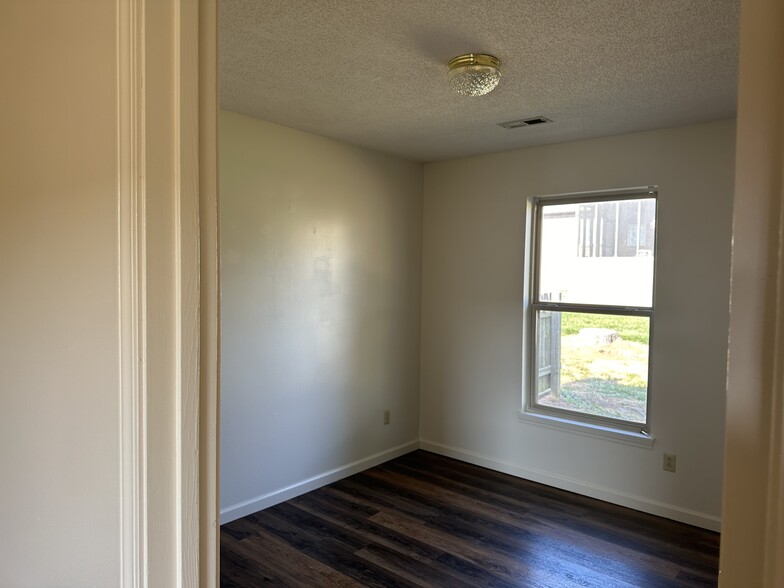 Building Photo - 130 E University Dr