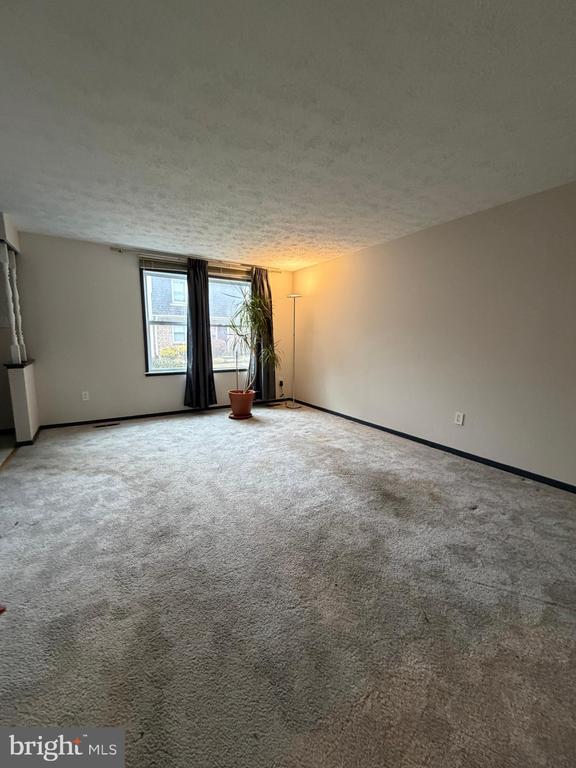 Building Photo - 327 James St