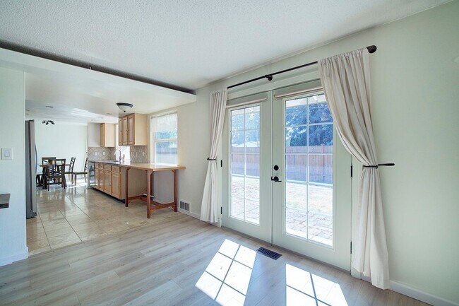 Building Photo - 3bd/1.5ba Bellevue Home