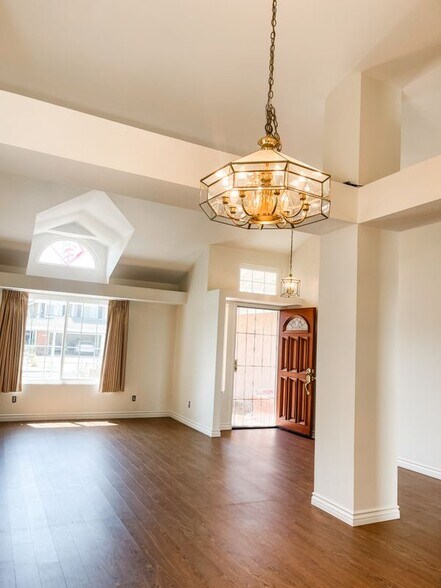 Building Photo - 1556 Via La Silva