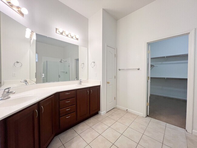 Building Photo - Spacious Single Story Three Bedroom Home