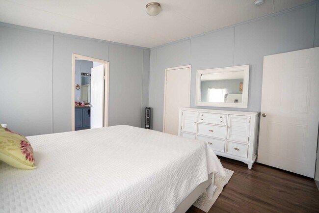 Building Photo - 20511 N Sabine Dr