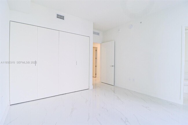 Building Photo - 700 NE 24th St