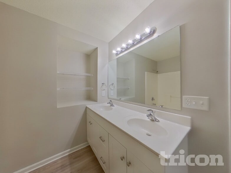 Building Photo - 2048 Lake Carolina Dr