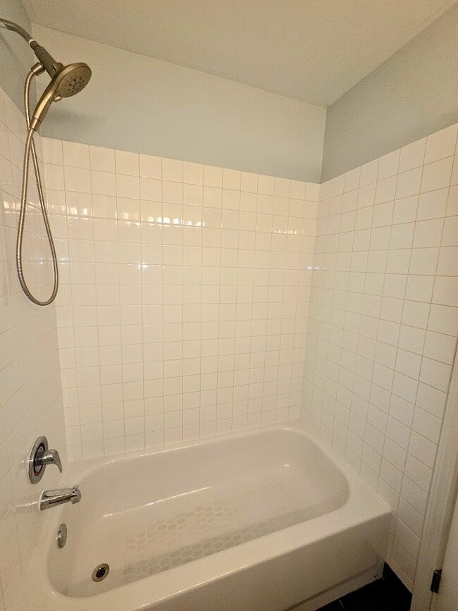 Building Photo - 5950 Oakwood Dr