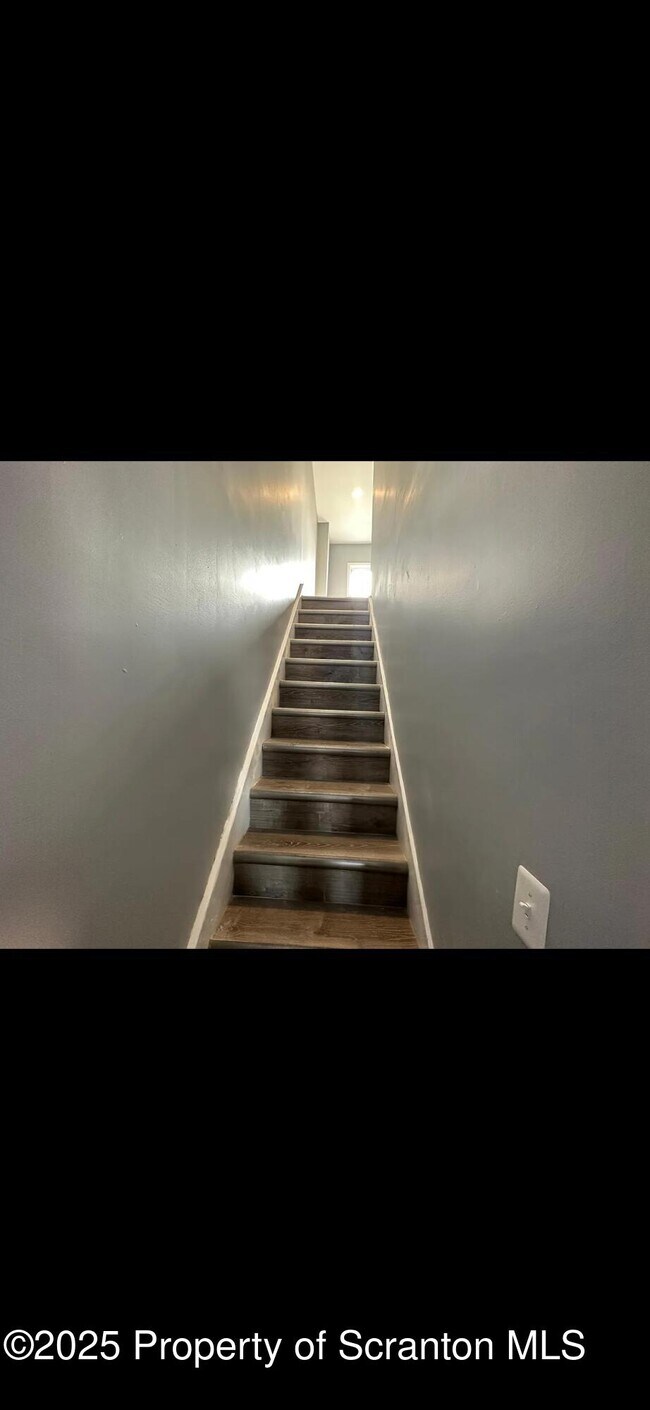 Building Photo - 618 Gibbons St