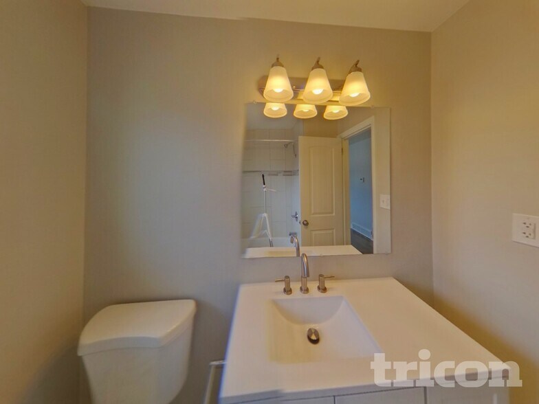 Building Photo - 3514 E La Salle St