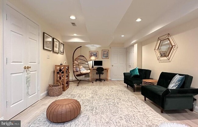 Building Photo - 9915 S Glen Rd