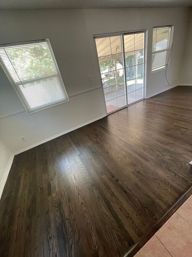 Building Photo - Charming 3br 1bth - Quiet Street