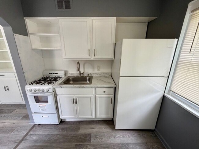 Building Photo - Beautiful 3 Bedroom 1 Bath Home For Lease