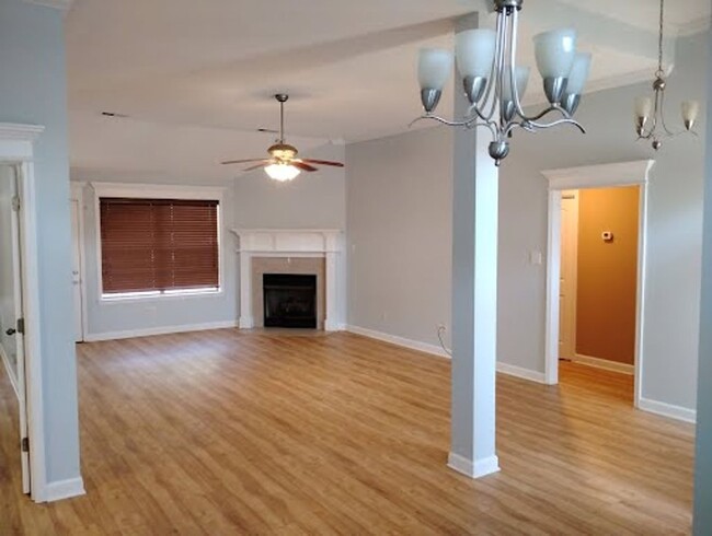 Building Photo - 3 Bedroom 2 Bathroom