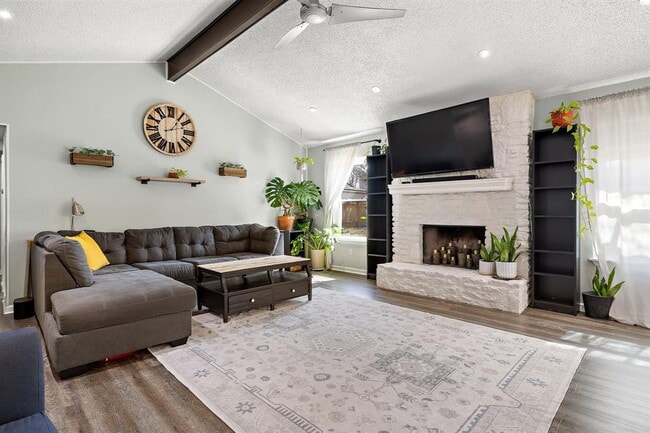 Building Photo - 805 Garden Path Dr