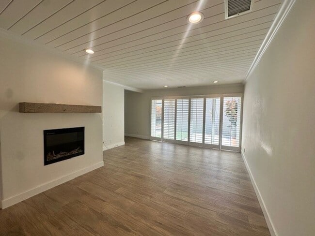 Building Photo - Stylish Camarillo Retreat for Lease