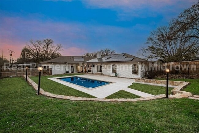 Building Photo - Stunning 4-Bedroom Retreat with Designer T...