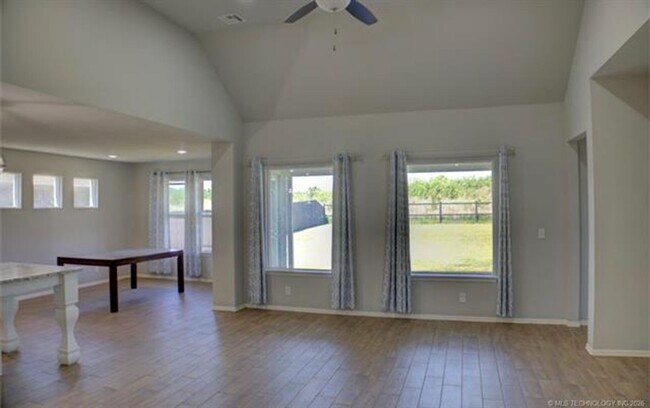 Building Photo - Welcome to this cozy home!