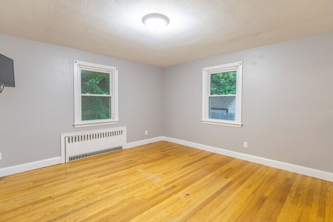 Building Photo - 3 Bedroom, 2 Bathroom home with Finished B...