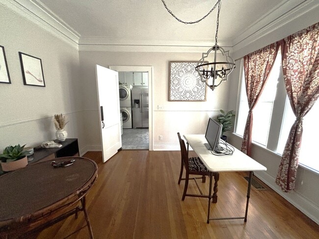 Building Photo - CHARMING FURNISHED BROADMOOR HOME