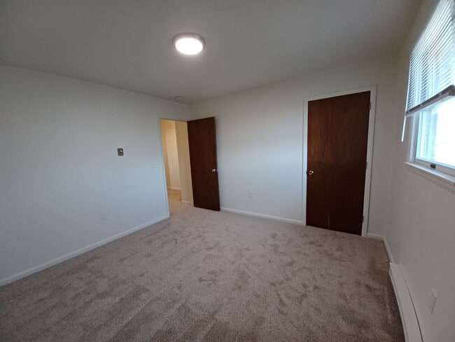 Building Photo - 2 Bedroom 1 Bathroom Apartment in Elizabethtown!