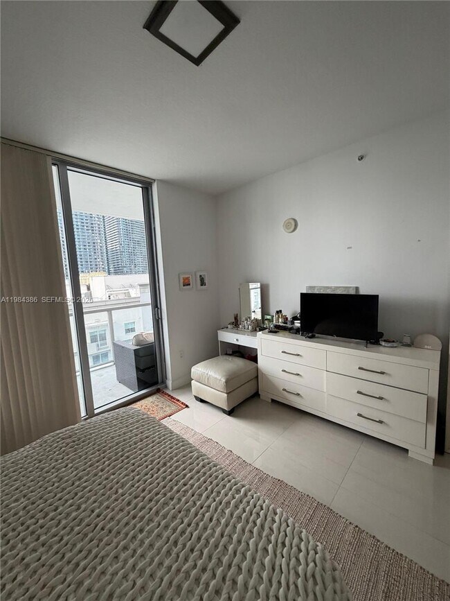 Building Photo - 1111 SW 1st Ave