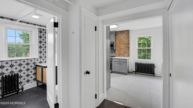 Building Photo - 87 Maple Ave