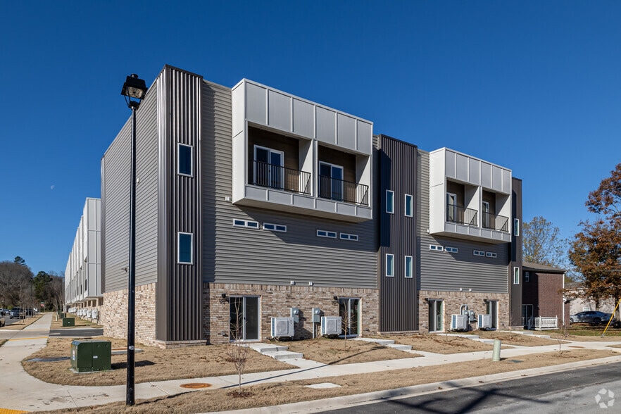 Building Photo - Razorback Row