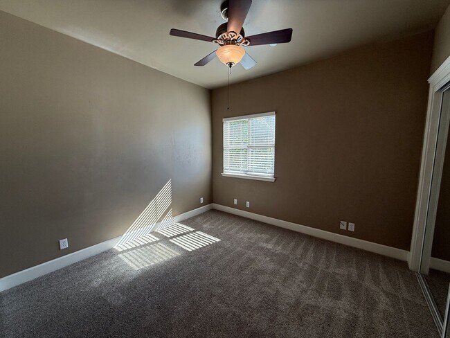 Building Photo - B11110E