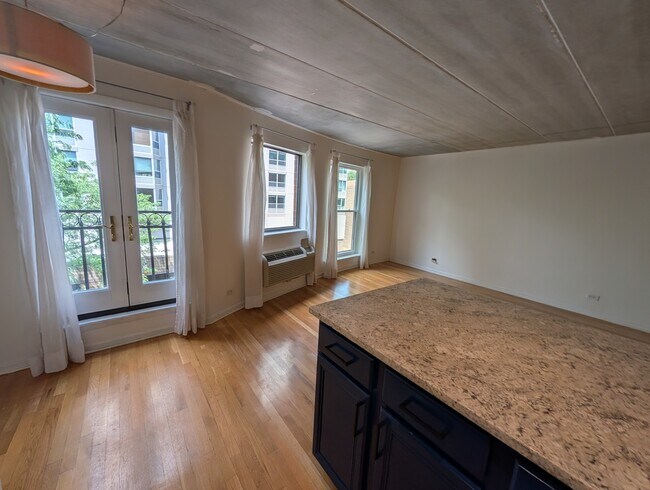 Building Photo - 711 W Gordon Terrace