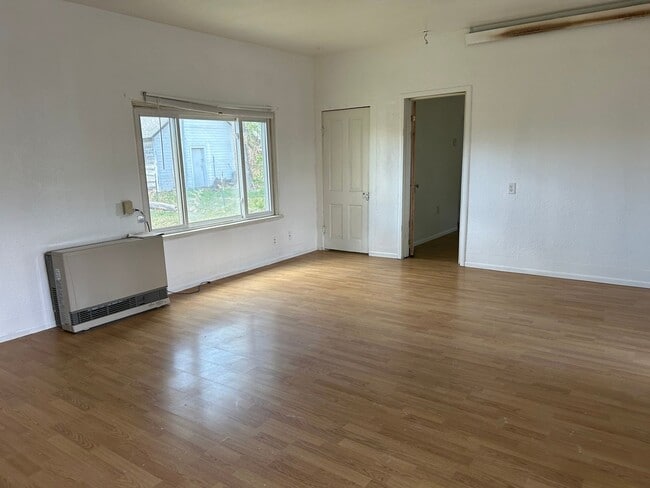 Building Photo - 2 Bed 1 Bath Large House with Fenced Yard and Washer Dryer Hookups