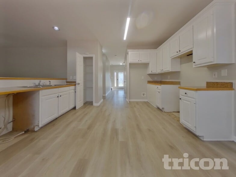 Building Photo - 890 Georgian Hills Dr