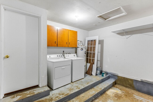 Building Photo - 524 NE Dallas Dr