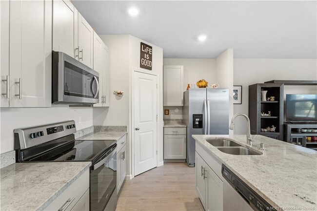 Building Photo - 3931 SE Mentmore Ln