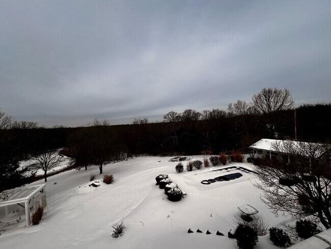 Building Photo - 25575 17-770E