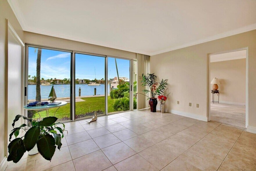 Building Photo - 2727 Yacht Club Blvd