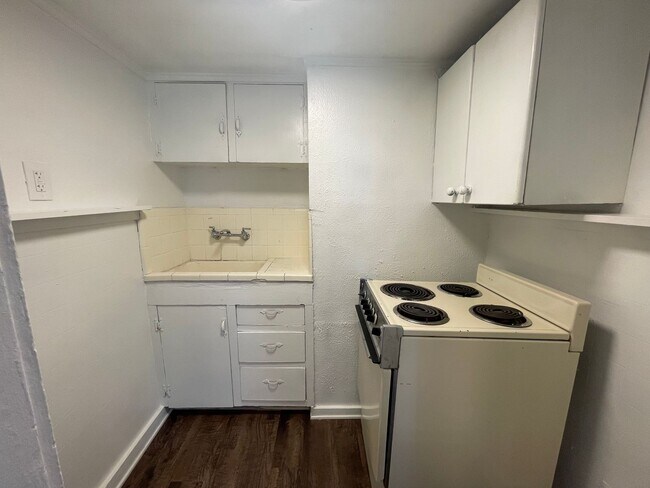 Building Photo - ((FREE Oct Rent)) Cozy 1 Bedroom 1 Bath  D...