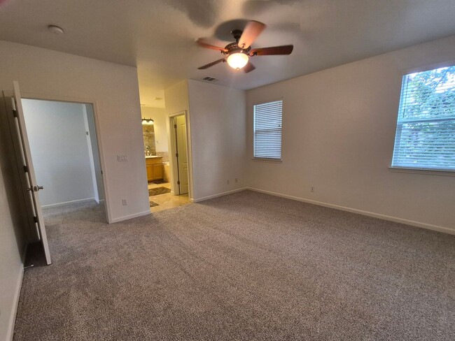 Building Photo - Beautiful 3 bedroom 2.5 bath in Folsom