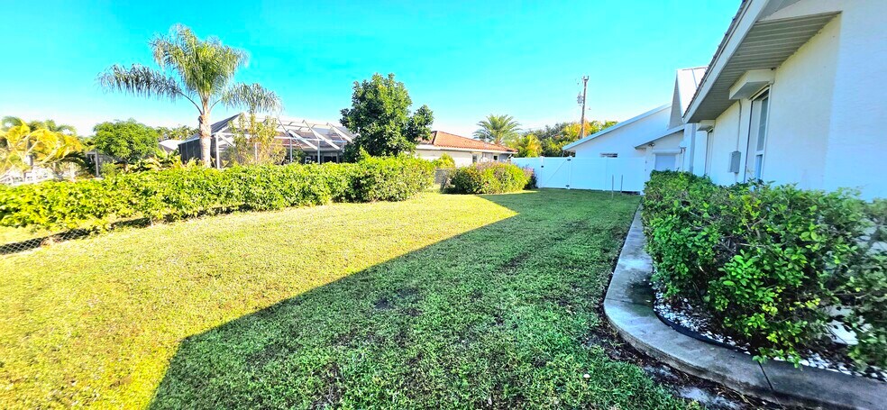 Building Photo - 3520 SE 10th Pl