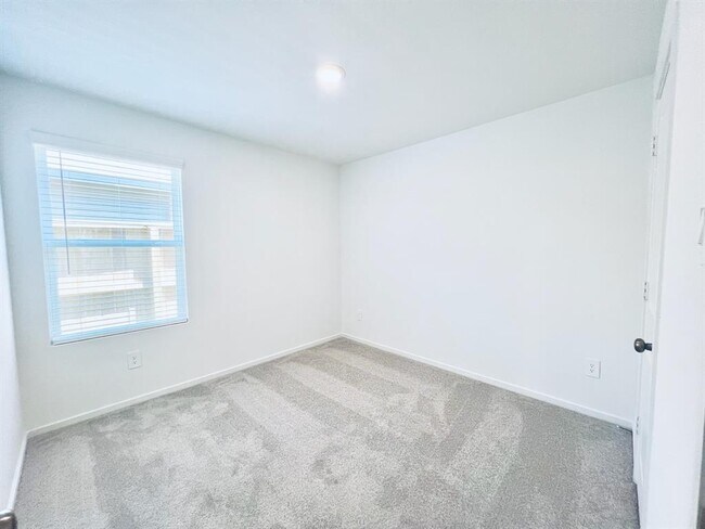 Building Photo - 3007 Mallorca Dr