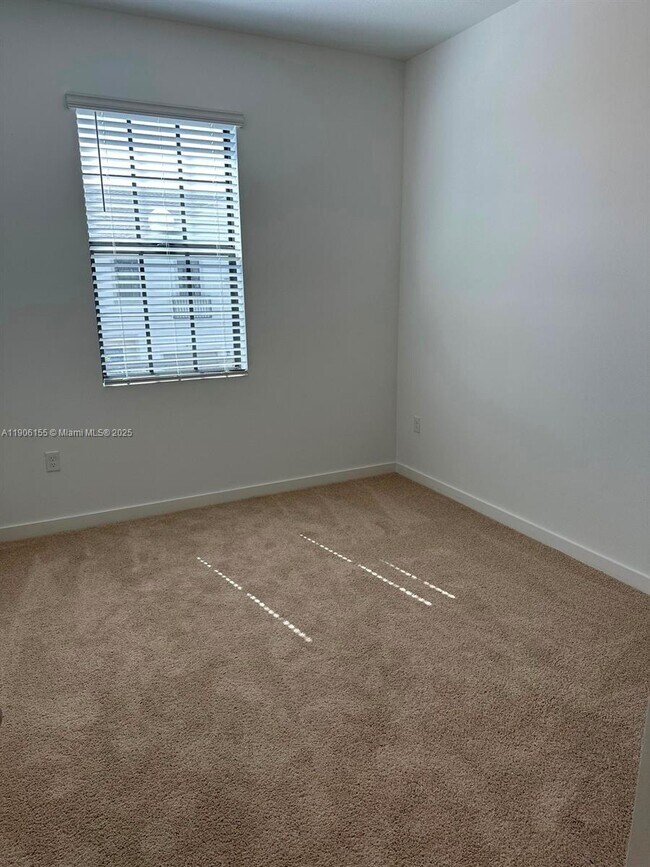 Building Photo - 815 SW 11th Wy