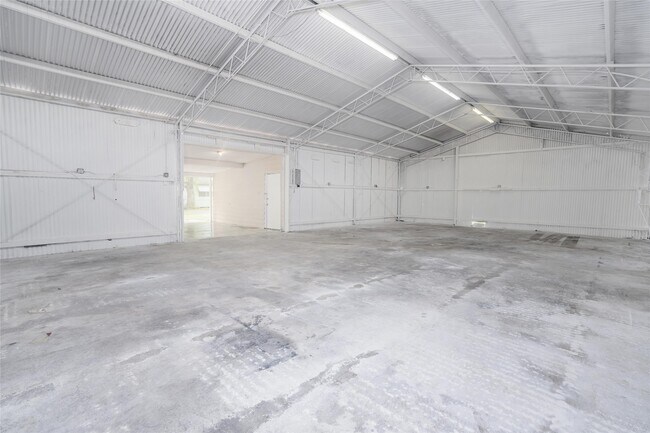 Building Photo - 16900 Wellborne Rd