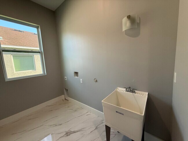 Building Photo - 660 NE Moss Rose Pl