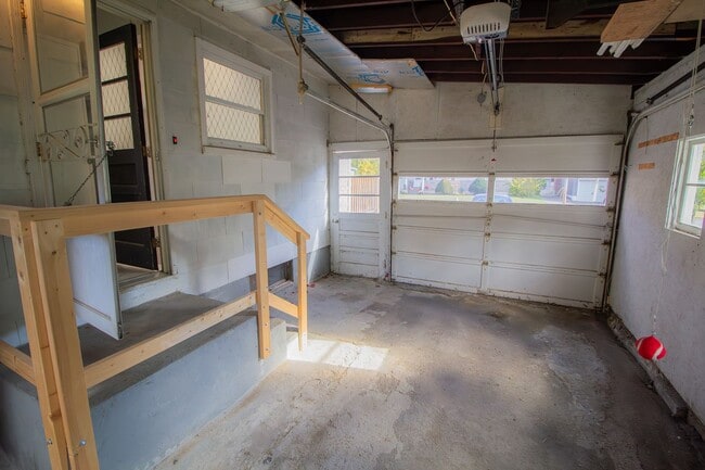 Building Photo - 5 Huckleberry Ln