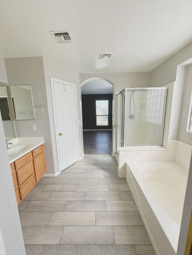 Building Photo - 4BR / 2.5BA Home with Expansive Lot – 2-Car Garage, Community Pools & Golf