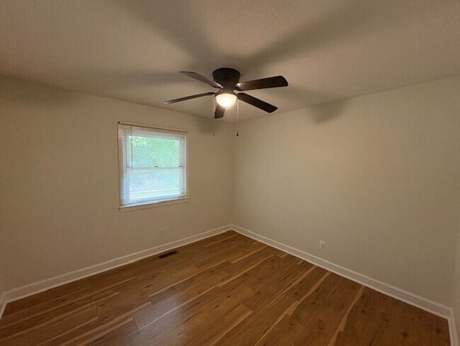 Building Photo - Spacious 4 Bed 2.5 bath Home Close to Fort...