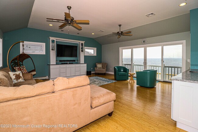 Building Photo - 1095 Island Dr